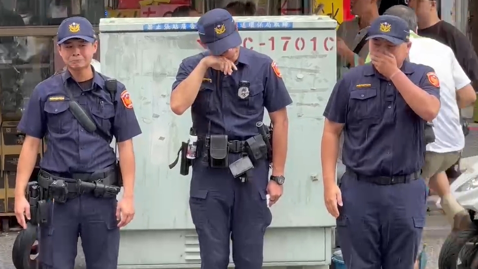 快新聞/三重警黃瑋震家屬悲痛招魂!同仁列隊送別 喊完「任務結束」下雨了