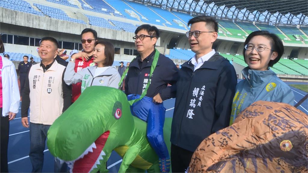 高雄富邦馬拉松明開跑！　恐龍組今先登場　世運場館變「侏儸紀公園」