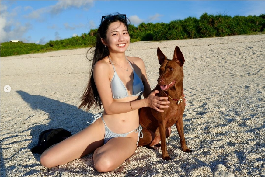 慈妹綠島大放送！海色泳衣斷2截「中間全消失」轉身險破防甜喊：好幸福