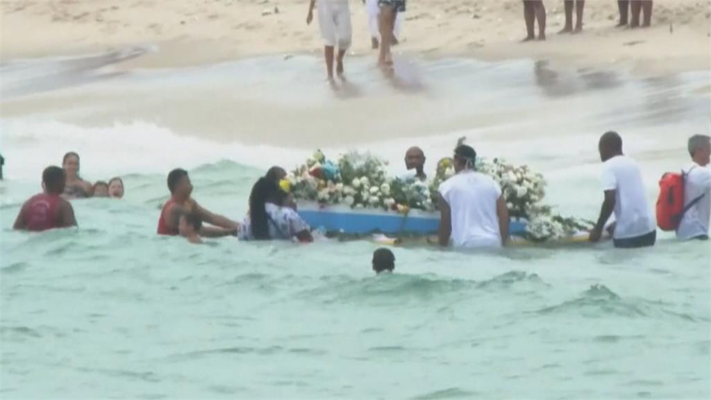 鮮花供品小船向海洋女神祈禱　白衣民眾聚集里約熱內廬海灘