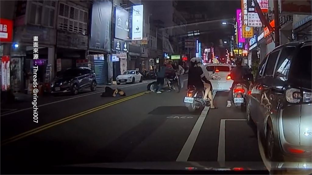 貪圖方便！女子違規穿越馬路　外送員機車撞上倒地被壓車底