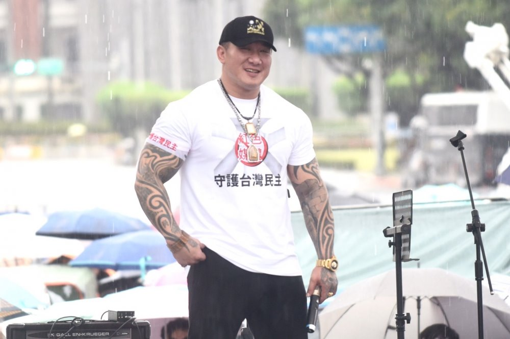 四叉貓見館長狂舔中轟「做作」!憶6年前陪他淋雨反紅媒:要不要跟我道歉?
