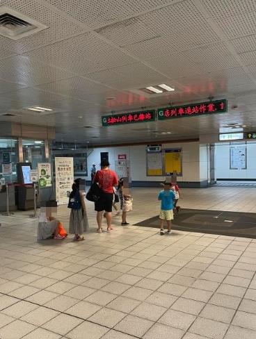 捷運紅衣阿嬤「超猛1打6」畫面全被拍!網見BOSS級對手讚:真的英雄