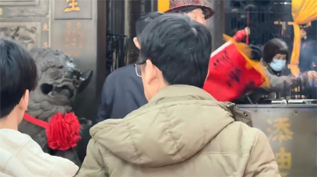 快新聞/屏東東隆宮「打屁屁改運」過年暫停 大批信眾仍湧入祭改