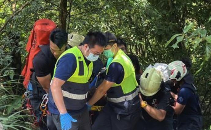 快新聞 / 和友相約桃源谷爬山! 新北女「倒車」意外墜山坡送醫不治