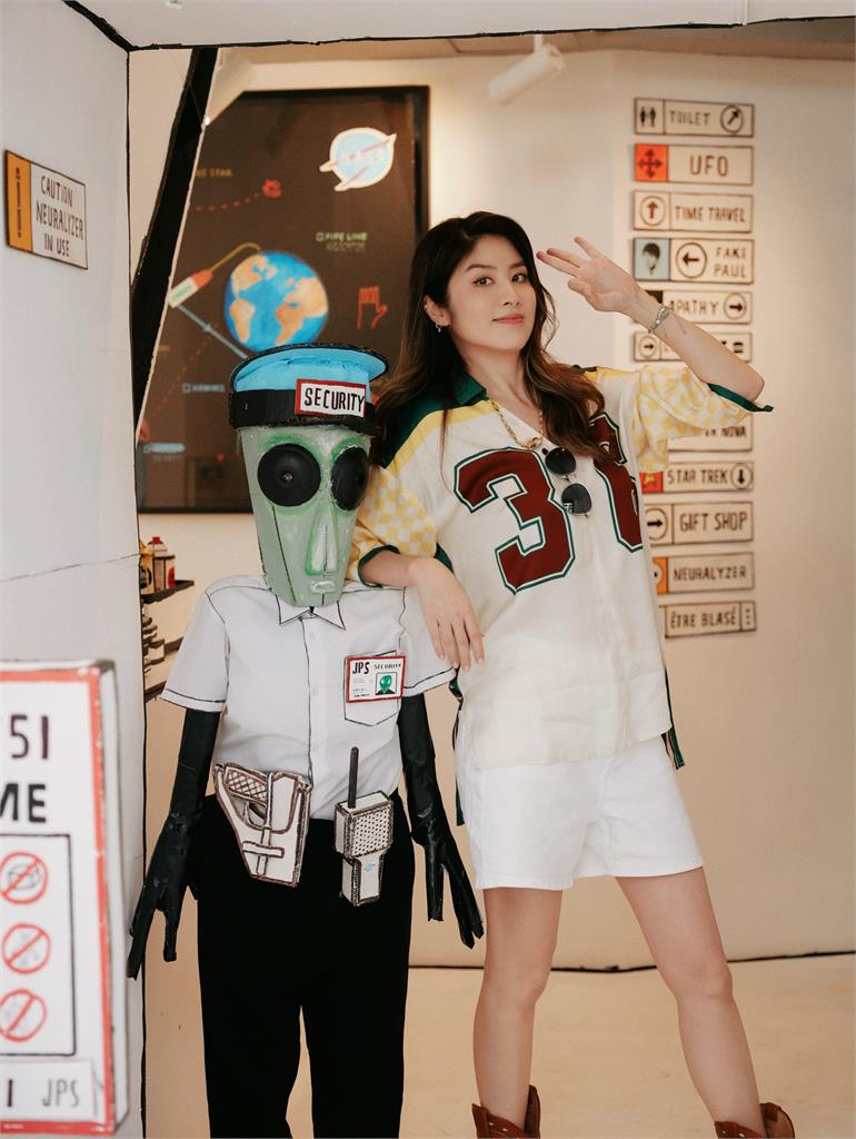 53歲香港天后激短熱褲曬「零贅肉美腿」！凍齡嫩照曝　網驚喊：外星人