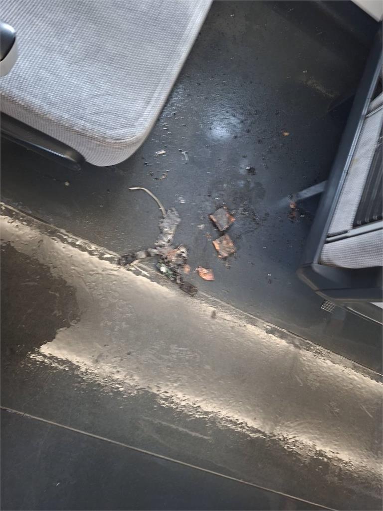 快新聞/乘客驚喊「以為火車要爆炸」!自強號車廂驚冒濃煙 竟是行動電源惹禍