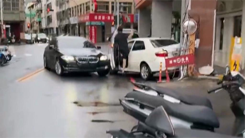 就為3千元！男遭開車高速衝撞討債　雙腿被夾車門邊痛苦哀號
