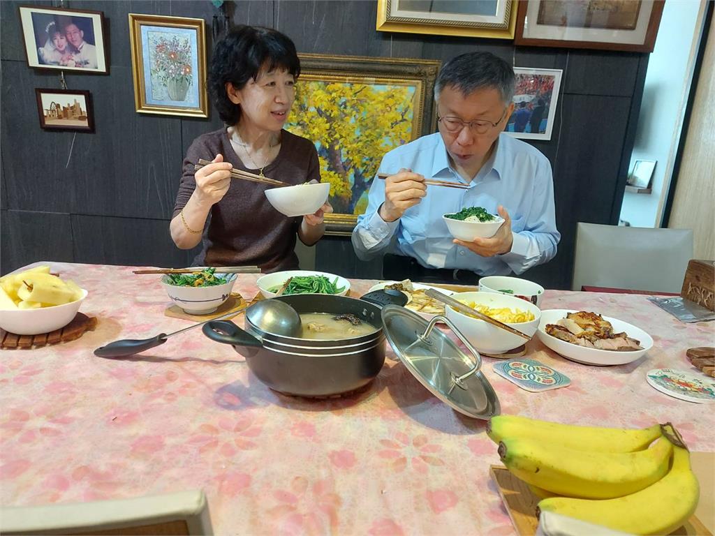 柯文哲父子同桌吃飯「全是陳佩琪擺拍」？他見「驚人1細節」傻眼：饒過兒子吧