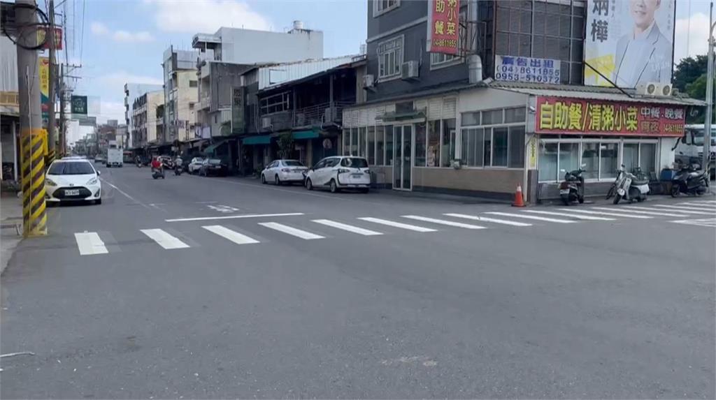 街頭表演？彰化阿伯騎單車「雙手放開」　用路人看傻眼