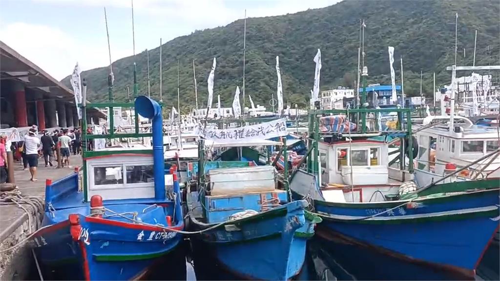 六月起「客貨分流」停載漁獲　綠島漁民不滿拉白布條抗議