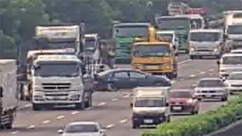 跳恰恰?聯結車疑變換車道不慎擦撞轎車 「轉一大圈」駕駛頭暈送醫