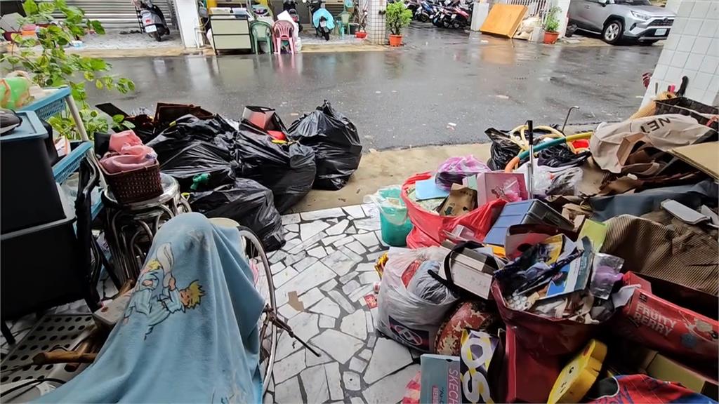大水狂灌台南仁德！　居民損失慘重　沙發、床墊全報廢