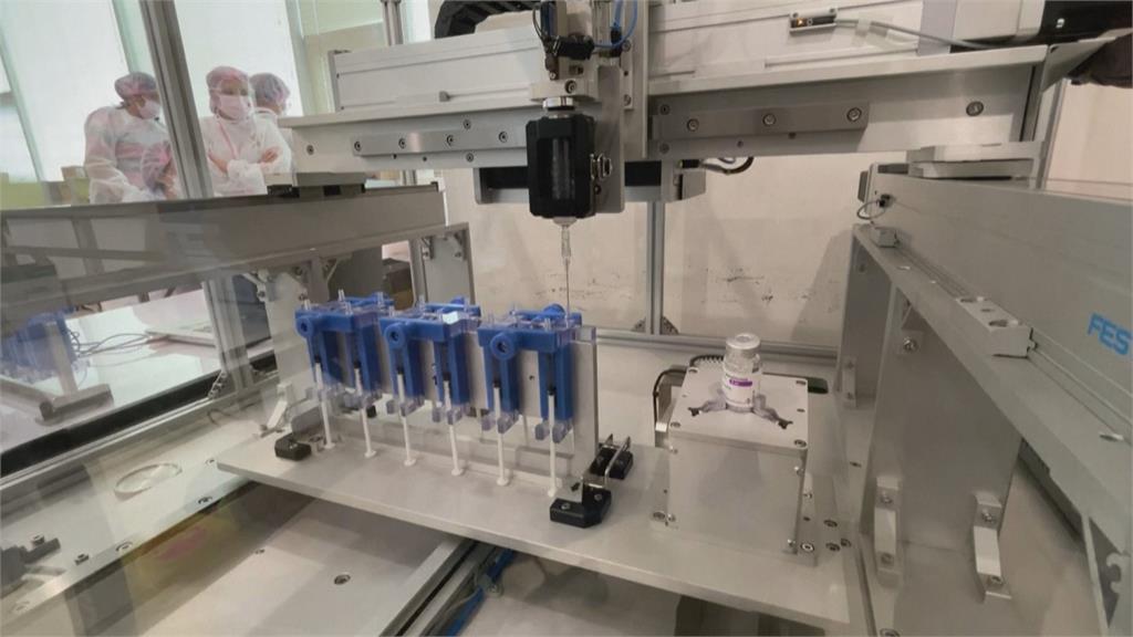 泰國研發機器手臂抽取疫苗　4分鐘分裝成12劑　比人工多2劑