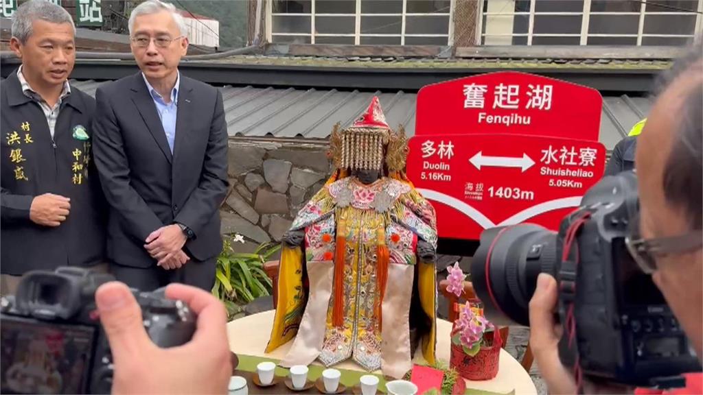 神明旅遊！三尊海神媽祖搭阿里山小火車　首站抵奮起湖　大批信眾跟隨