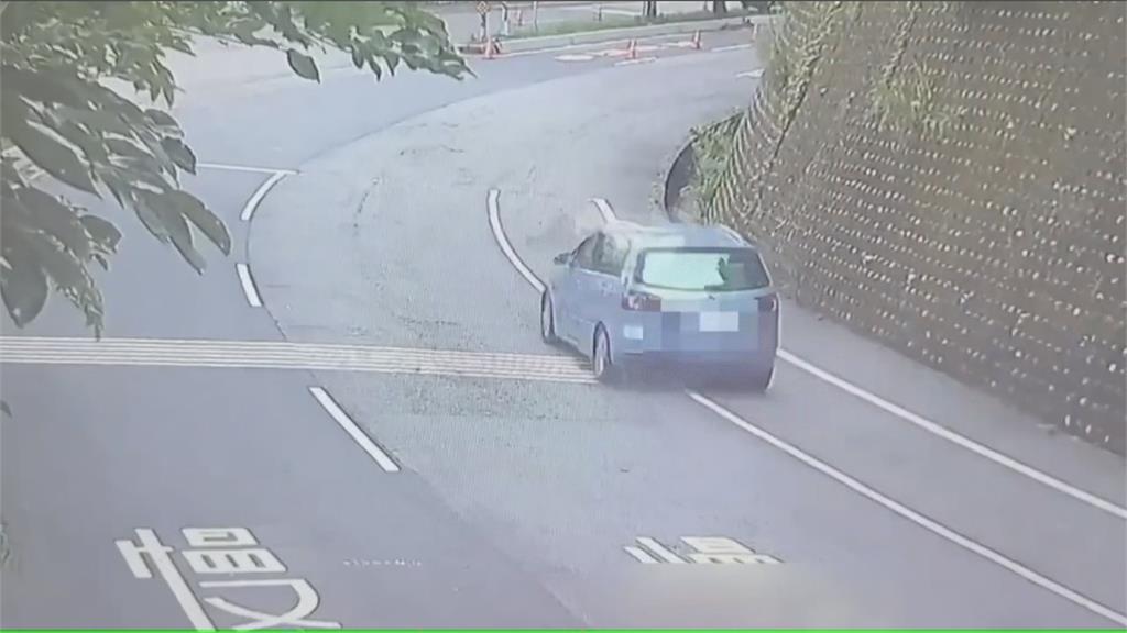 悚！苗栗休旅車撞斷４桿卡護欄　７７歲婦人身亡