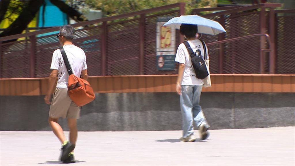 颱風「閃身步」跟風？路徑急轉「這兩天」最靠近台灣　網喊：3天連假夠了