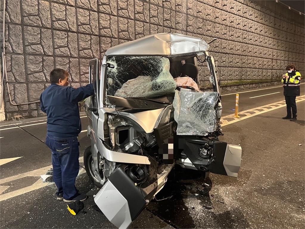 快新聞/新北環快廂型車自撞橋柱 車頭嚴重凹陷毀損