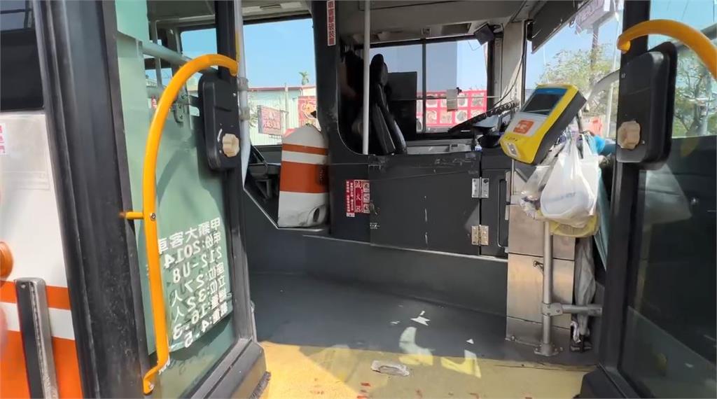 快新聞／台中公車靠站出包！「撞柱」擊落路牌　騎士閃避慘摔送醫