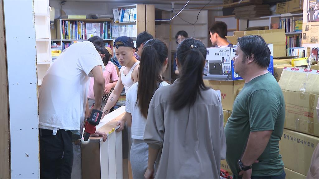 水準書局書櫃骨牌式倒榻 老闆娘無奈PO文「921都沒這麼嚴重」