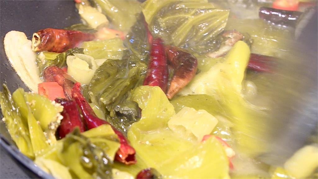 川菜「酸菜魚」變身火鍋 濃濃發酵酸香涮肉超開胃