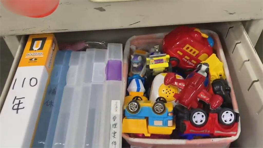 6歲男童走失街頭遊蕩　女警出動玩具箱擄獲心房幫找回家路