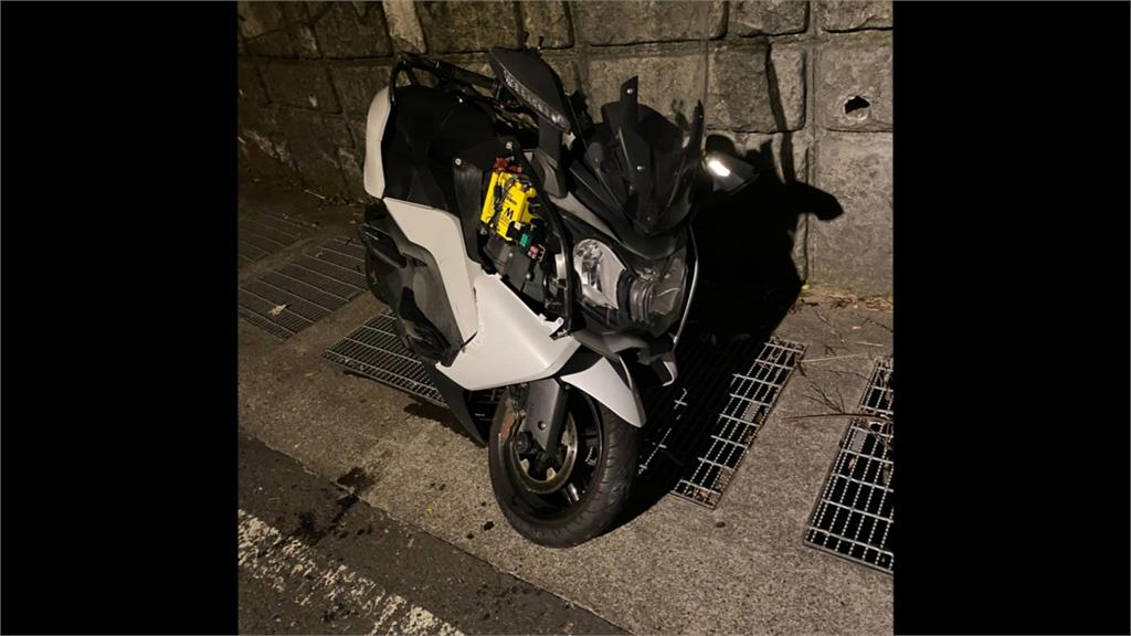 小小榕樹落果害騎士「犁田」！　２０萬重機慘淪廢鐵