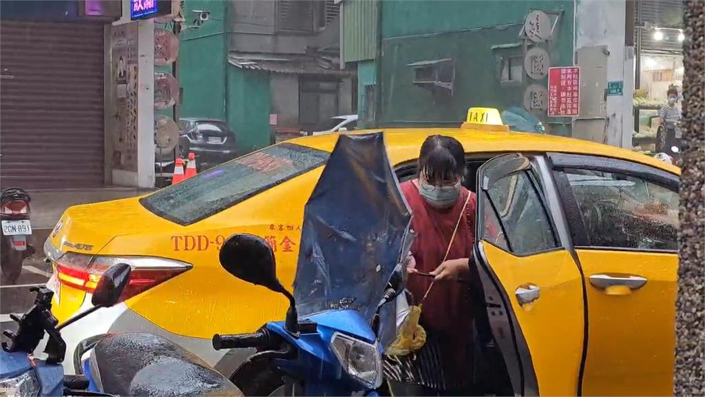 樺加沙威力強襲基隆　大樓外牆磁磚遭吹落砸車