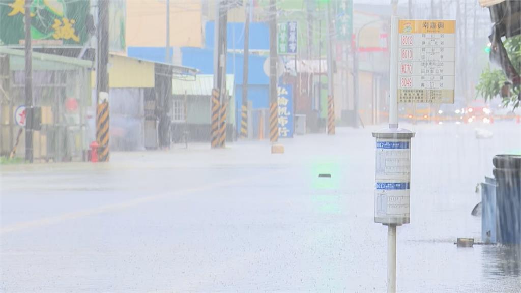 快新聞／凱米暴雨狂炸高雄！岡山「水淹小腿肚」　居民：風雨乒乓叫都沒停