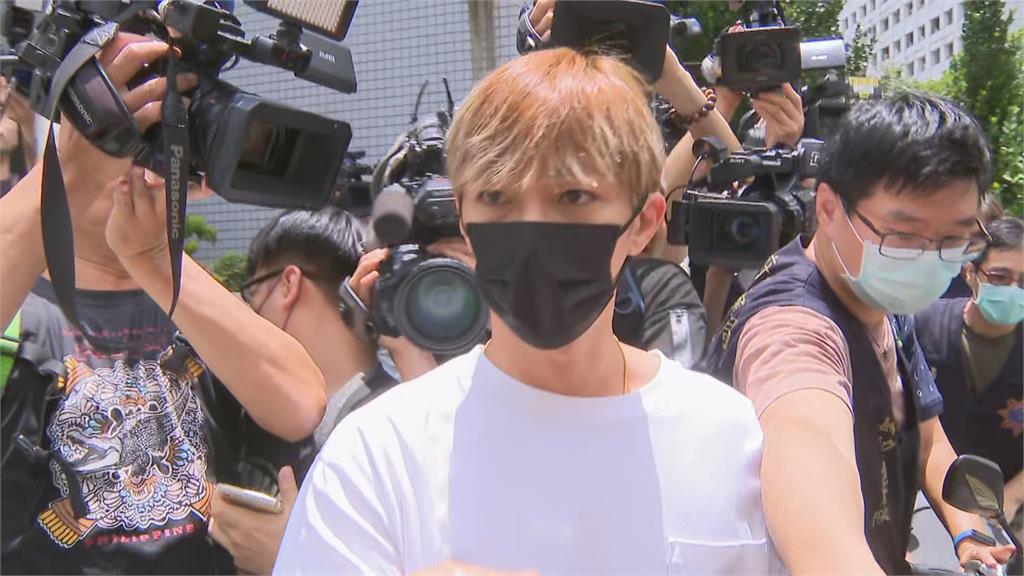 快新聞/炎亞綸步出警局畫面曝光! 面對提問親回4字