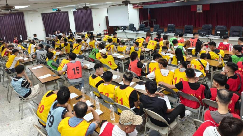 台南音樂會館開毒趴！　警全副武裝攻堅逮１０７人
