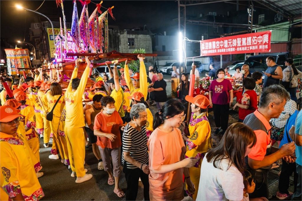桃園護國宮五夜暗訪起駕!近千人接力傳香信眾全家服務感恩太子爺公庇佑