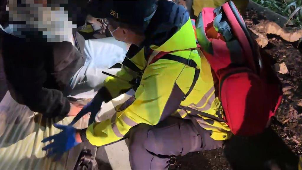 半夜想到北海岸吃肉粽 3人乘車疑過彎「不慎連人帶車」翻落邊坡