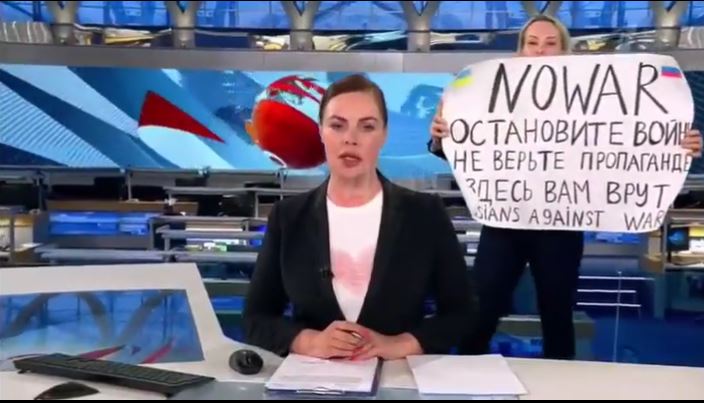 快新聞／俄電視台編輯闖主播台高喊反戰　遭審訊14小時罰款獲釋「已2天沒睡」