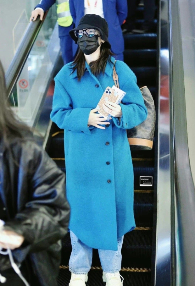 迪麗熱巴「冬天限定」機場造型!「藍色大衣+漁夫帽」網笑:女星也怕冷