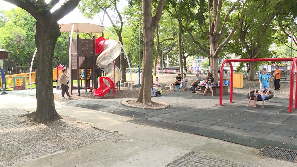 公園被當自己家? 阿伯吸菸、喝酒還在石頭池吐痰 家長氣炸報警處理