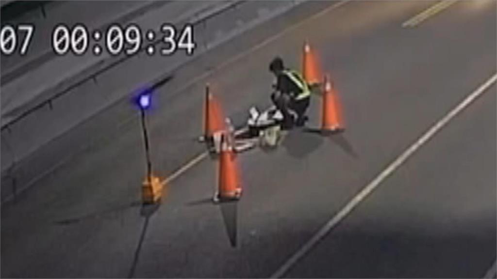 事發畫面曝!人孔蓋檢修工人遭撞飛 駕駛:警示號誌距施工點僅幾公尺