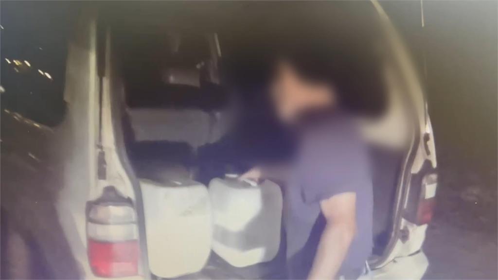 趁夜晚一桶桶化學廢液倒進基隆河 行車紀錄器抓包...員警逮正著