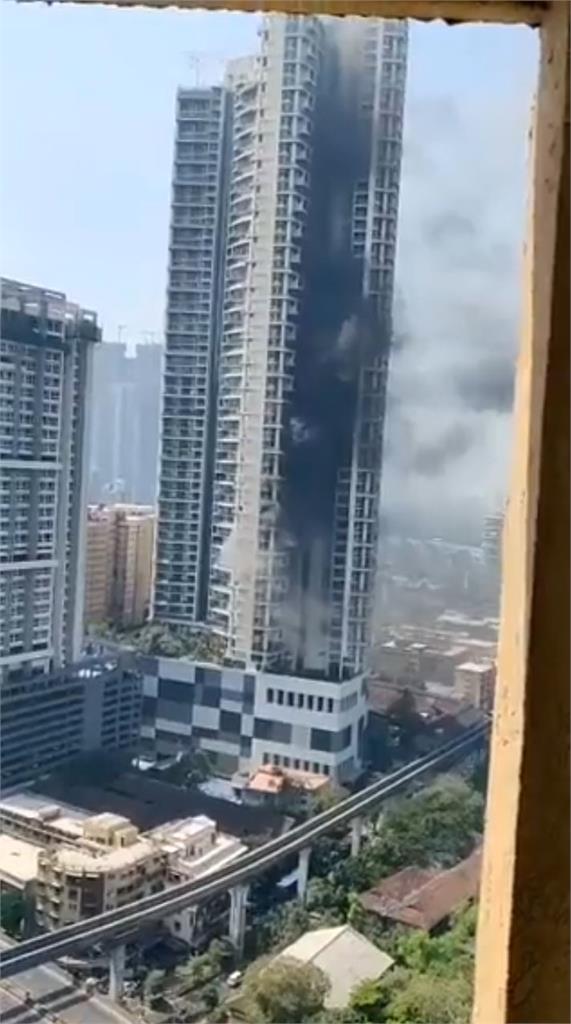 驚悚畫面曝光！印度孟買61層大樓竄火舌　男爬牆失足墜19層樓身亡