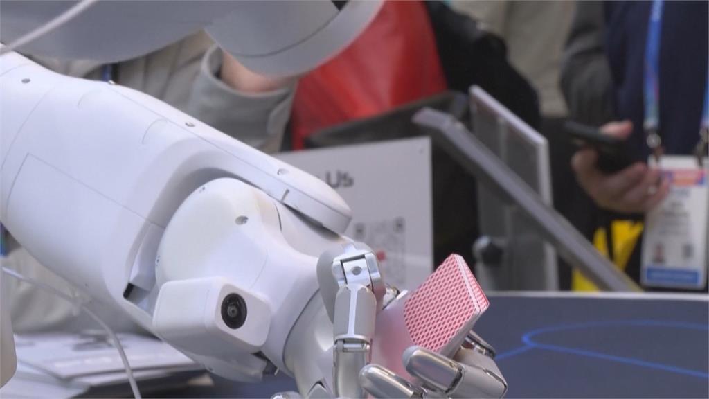 美國消費性電子展登場　機器人更靈活「能發牌能思考」