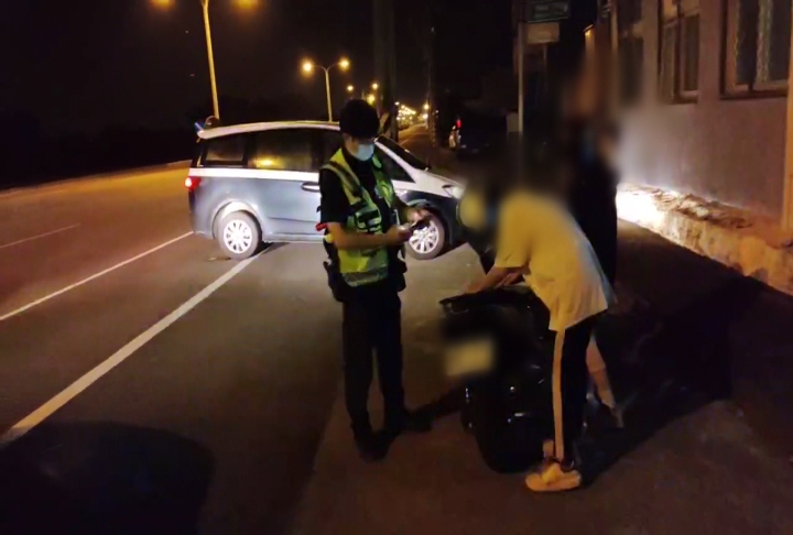 竹縣湖口飆車族擾民 警攔查3車逮5人到案