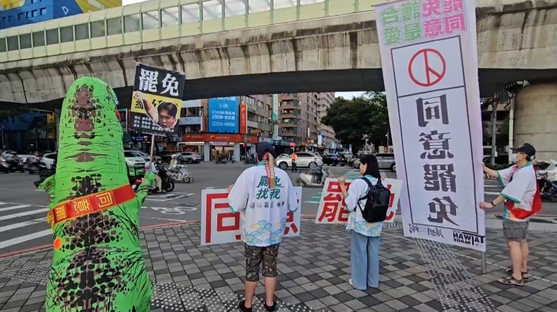 台中四五六罷團大集結站路口 揮舞同意罷免大旗