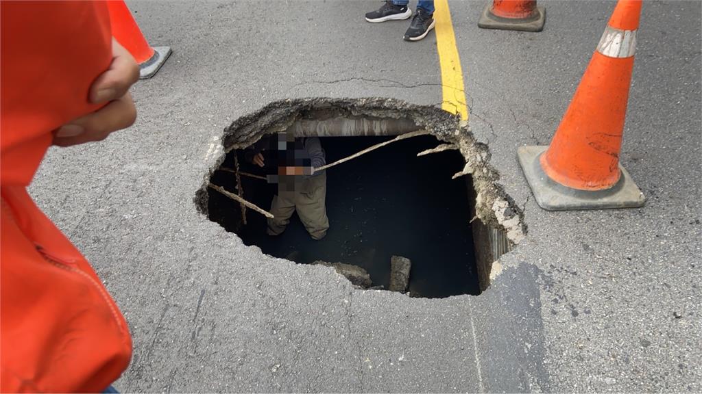 快新聞/新北新莊棒球場旁一早現天坑!深達2公尺 路基疑遭掏空