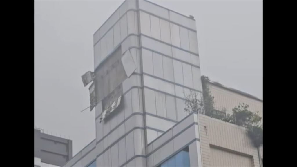 狂風掃雙北！南港大樓外牆鐵片剝落　板橋頂加鐵皮屋飛落砸中百萬名車