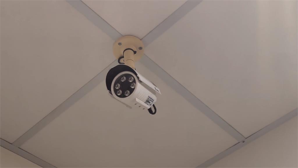 服飾店試衣防偷拍!留意可疑光源 「手指」檢查是否雙面鏡