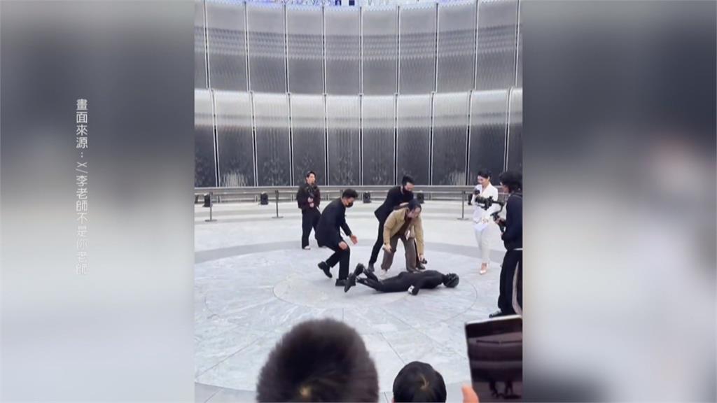 中國機器人又翻車！ 「初登場慘摔」被狼狽攙扶架離