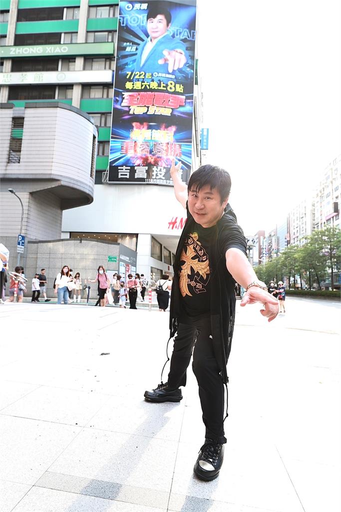 《全能歌手》綜藝天王東區舉牌遊街造勢!超巨LED電視牆宣傳引轟動