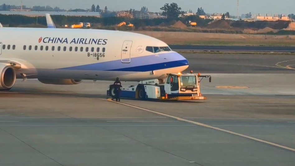 華航CI006班機引擎捲入垃圾袋 急返登機門檢查