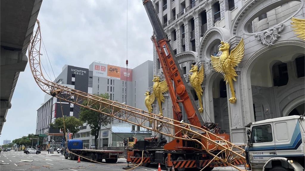 台中奇葩建築上「金5雞」引熱議?房仲曝5字房價真實情況