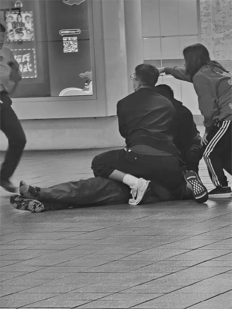 快訊／疑戴防毒面具、持「生存遊戲專用煙霧彈」攻擊北車！嫌犯逃逸中